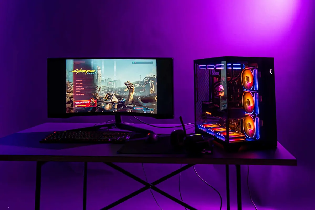 Una scrivania con un setup da gaming, incluso il monitor.  