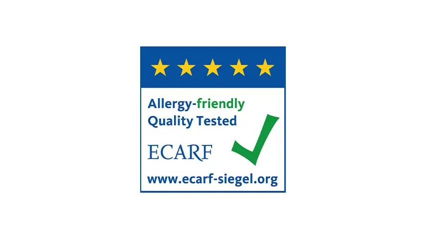 Logo bleu et blanc, avec cinq étoiles jaunes en haut. Le texte indique "Allergy-friendly Quality Tested ECARF" et un crochet vert.