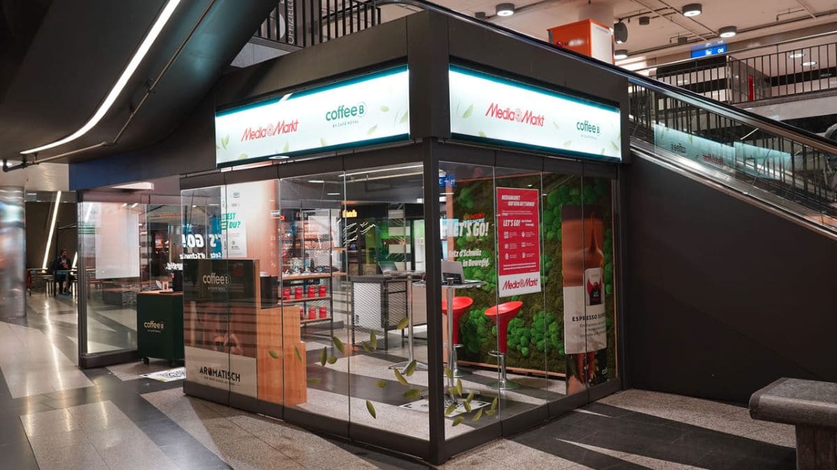 L'Experience Pop-Up di MediaMarkt e CoffeeB nella stazione ferroviaria principale di Zurigo si trova accanto a una scala mobile.