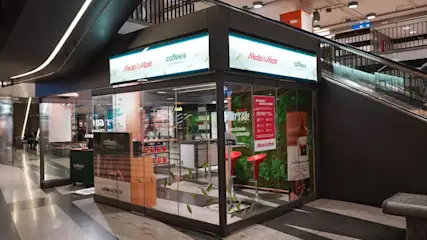 L'Experience Pop-Up di MediaMarkt e CoffeeB nella stazione ferroviaria principale di Zurigo si trova accanto a una scala mobile.
