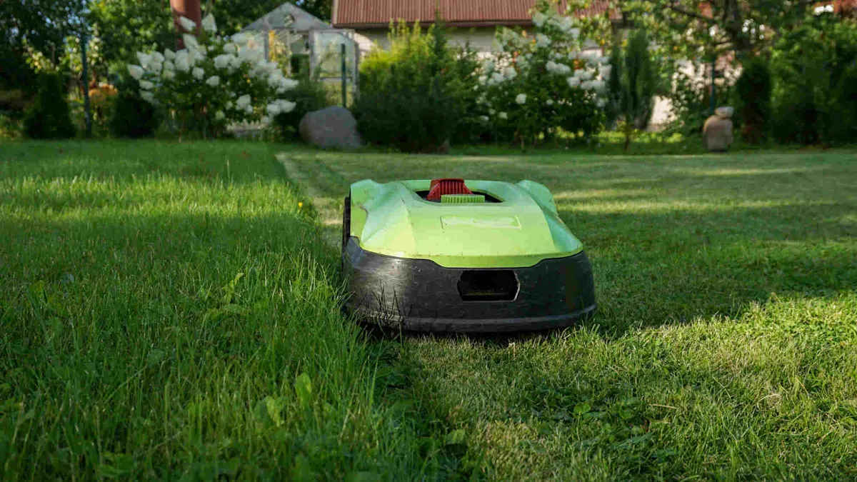 Grün-schwarzer Mähroboter fährt über Rasen, im Hintergrund Pflanzen. 