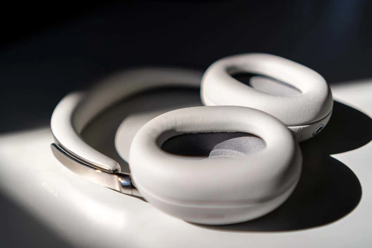 Nahaufnahme des Sony 1000X THE COLLEXION Over-Ear-Kopfhörers in Platinum, mit Fokus auf die weichen Ohrpolster und das Metallbügel-Detail.  