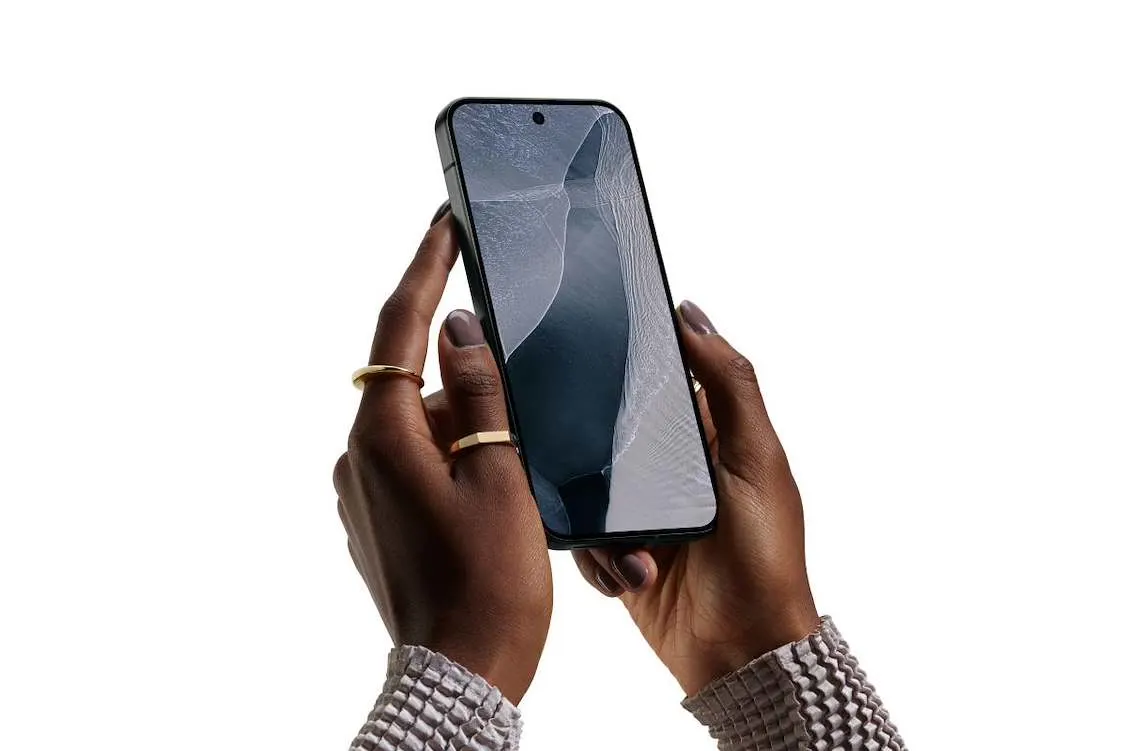 Zwei Hände halten ein Google Pixel 11 Pro.