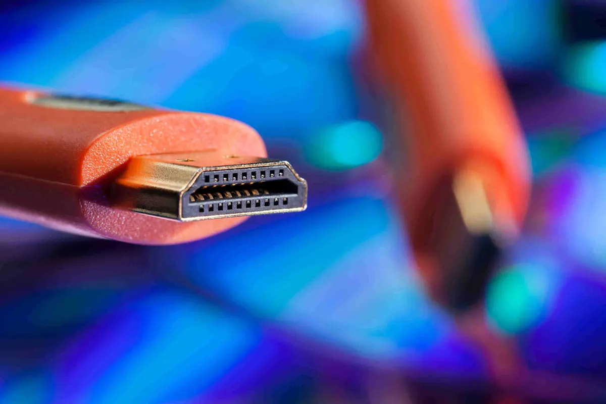 Gros plan d'une prise HDMI avec arrière-plan flou et coloré.