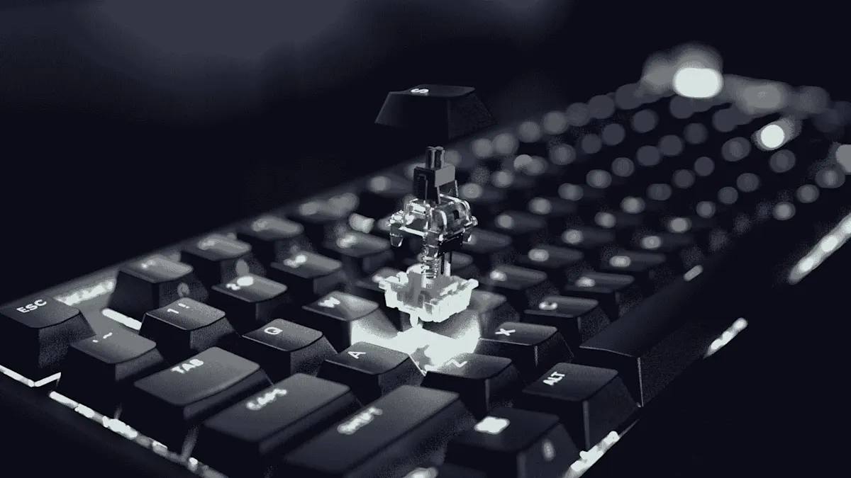 Dettaglio della tastiera gaming GALLEON 100 SD con switch meccanico aperto. 