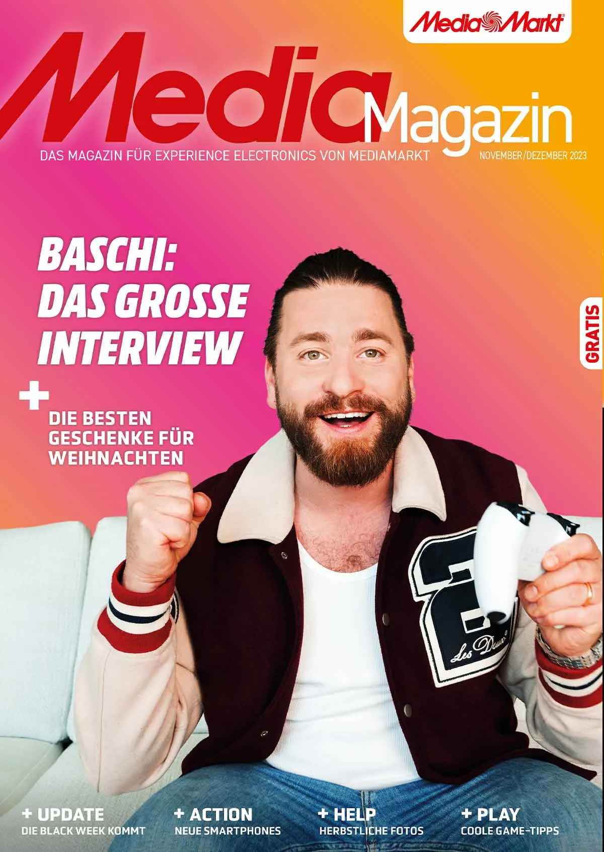 Couverture du magazine MediaMarkt avec un homme souriant tenant une manette de jeu, sur fond rose et orange.