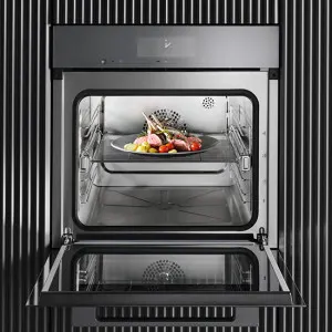 Four ouvert avec un plat de nourriture à l'intérieur, sur une grille, devant un mur à rayures verticales.