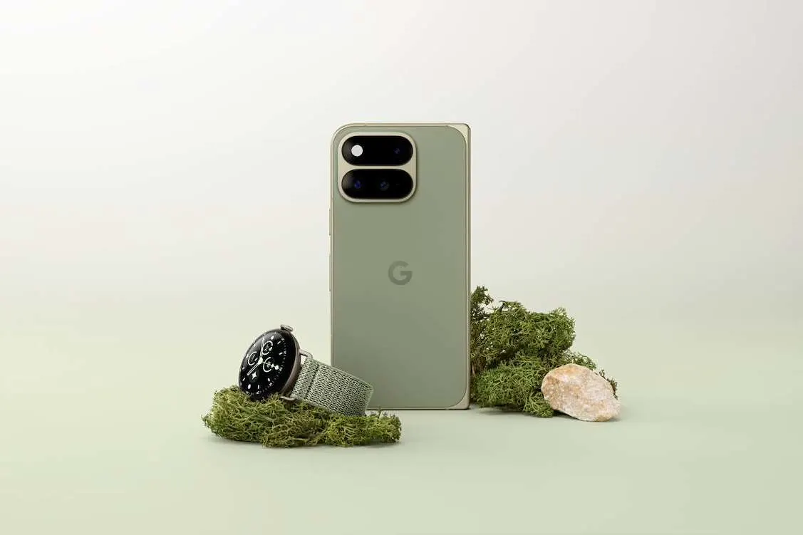 Google Pixel 11 Pro Fold in Olive su uno sfondo dello stesso colore.