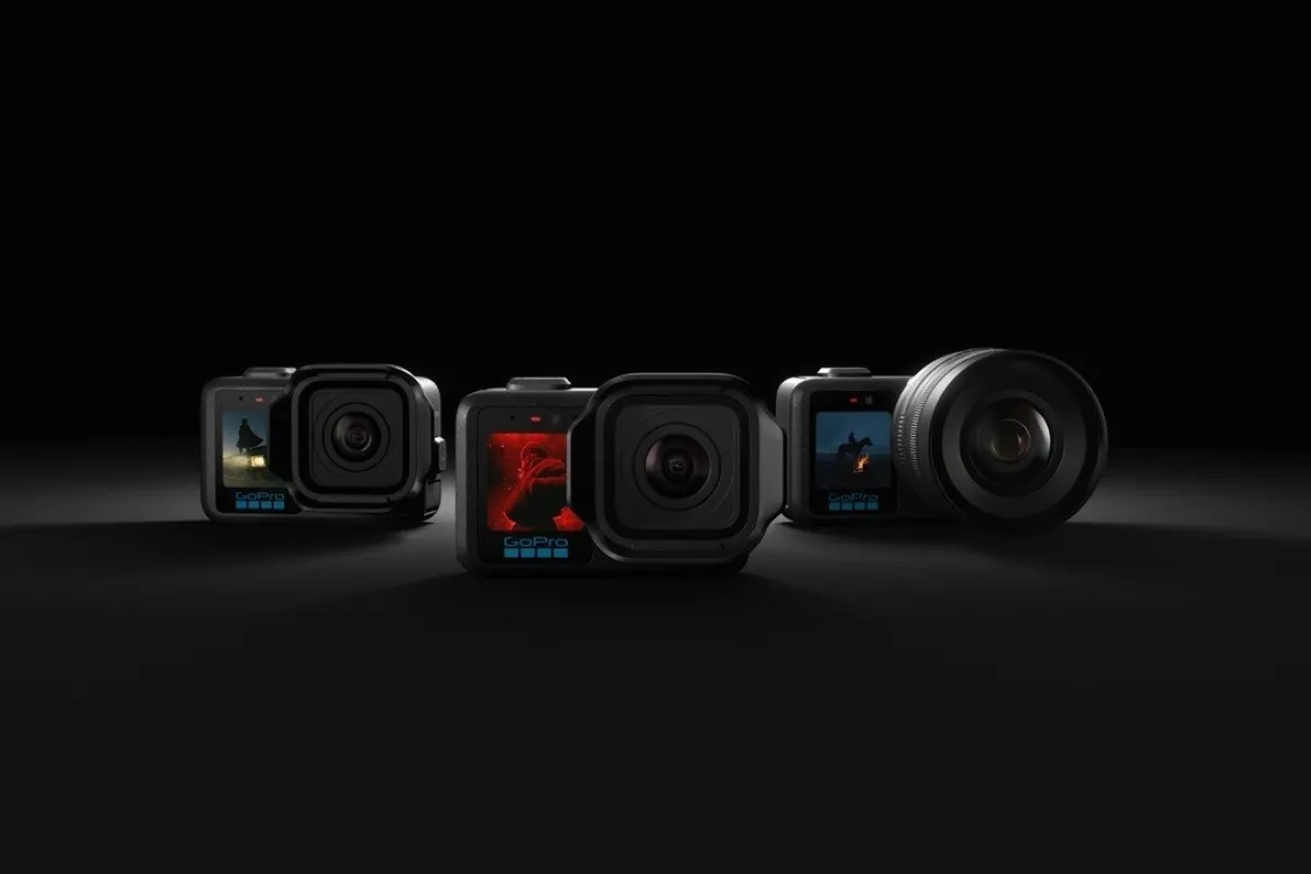 Série GoPro Mission 1 avec différentes caméras d’action et objectifs devant un arrière-plan sombre de studio.