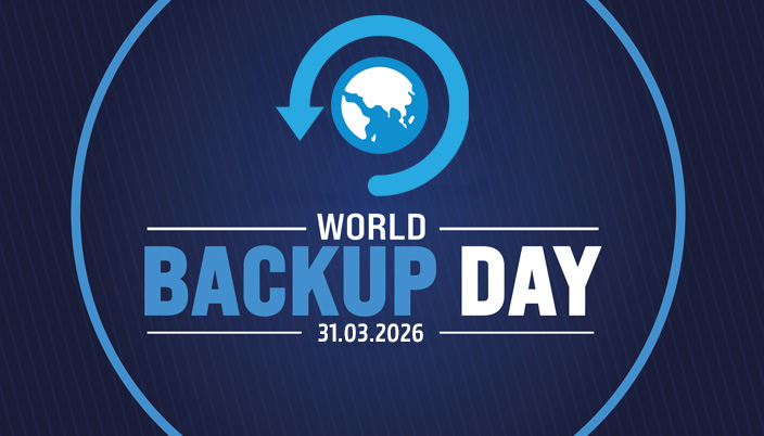 Blaues "World Backup Day"-Logo mit Erde und Pfeil, Datum 31.03.2025, auf dunklem Hintergrund.