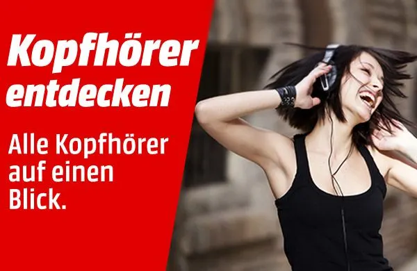 Eine Frau hört mit schwarzen Over-Ear Kopfhörern Musik.