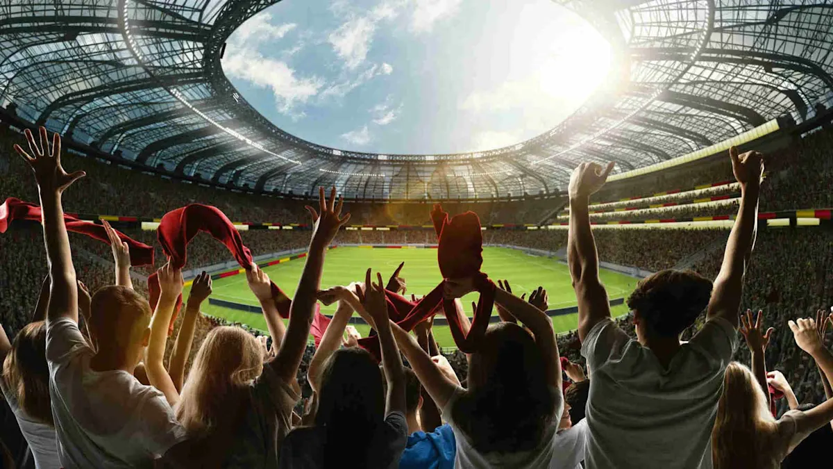 Stade de football avec des supporters jubilants sous un ciel bleu et ensoleillé.