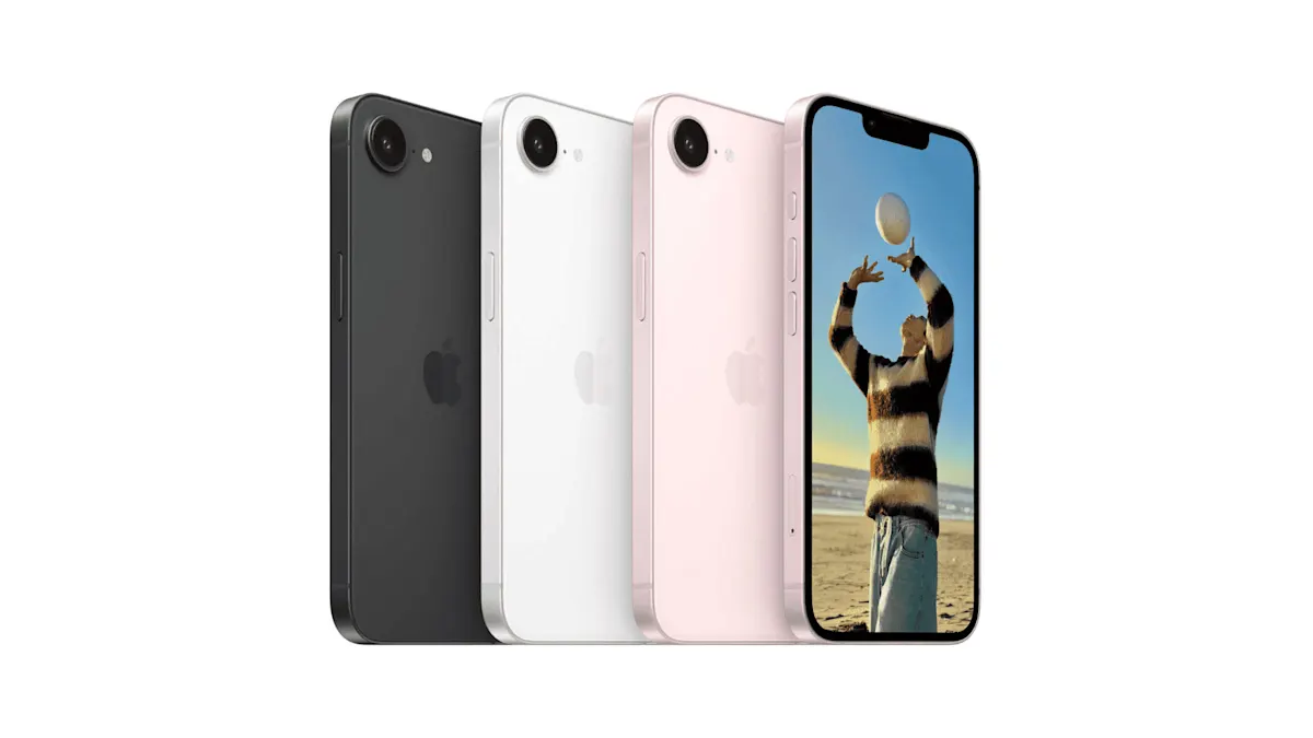 Drei iPhones 17e in Schwarz, Weiss und Hellrosa von hinten, daneben ein Hellrosa-Modell mit nach vorne gerichteter Anzeige. 