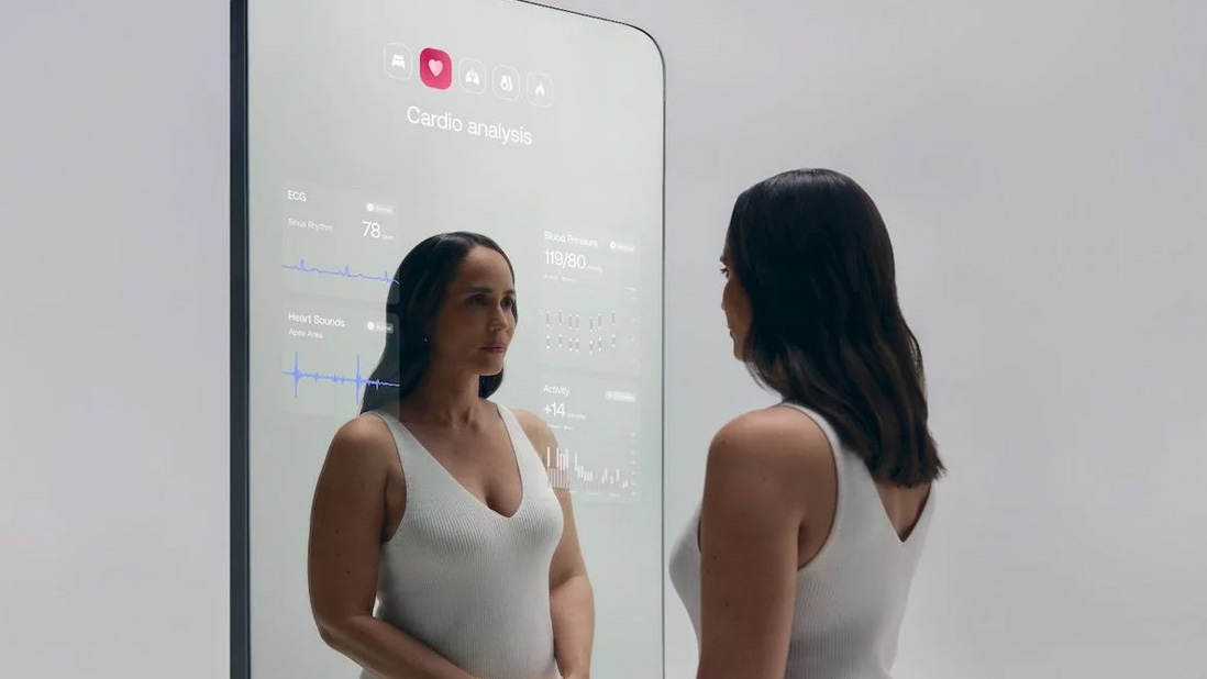 Une femme en débardeur blanc se regarde dans un miroir numérique affichant des données d'analyse cardio sur fond blanc.