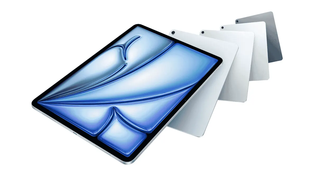Cinq modèles d’iPad Air flottent ; seul le premier affiche l’écran vers l’avant, les autres montrent leur face arrière. 