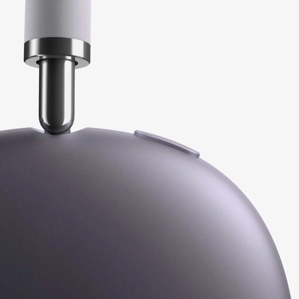 Nahaufnahme der Apple AirPods Max 2 in Hellviolett mit Fokus auf Ohrmuschel, Bügelgelenk und oberer Taste vor hellem Hintergrund.