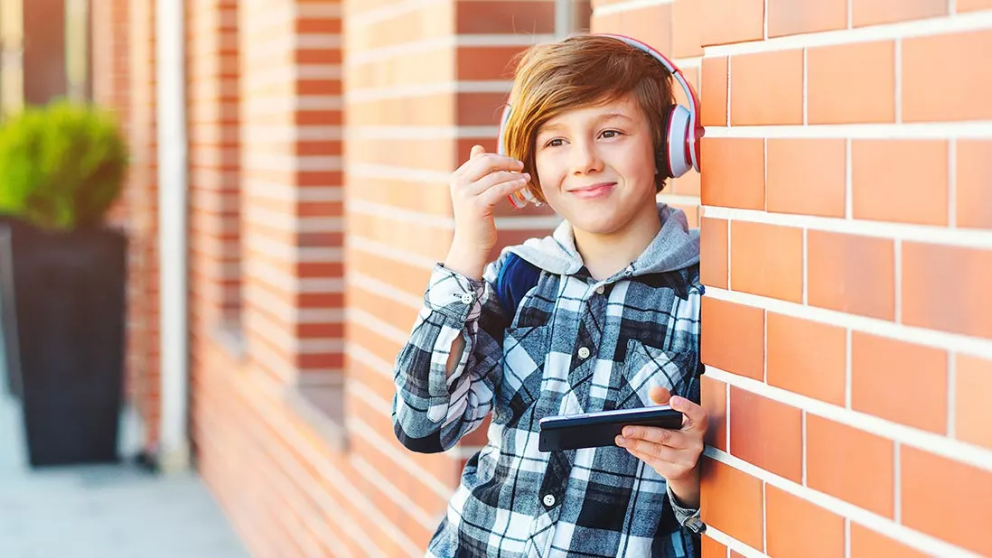 Ragazzo con cuffie e smartphone