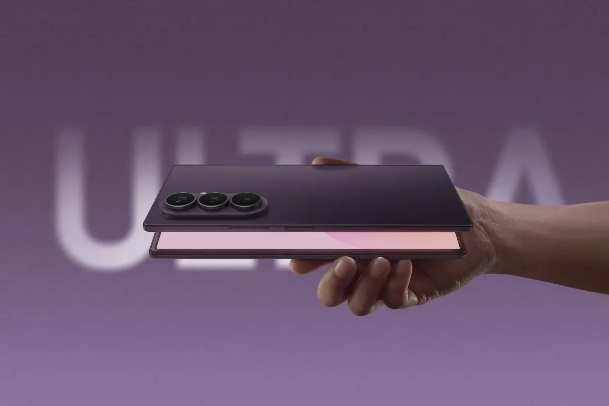 Une main tient un Samsung Galaxy Z Fold8 Ultra violet foncé de profil, révélant sa finesse et son triple module photo, devant l'inscription « Ultra ».