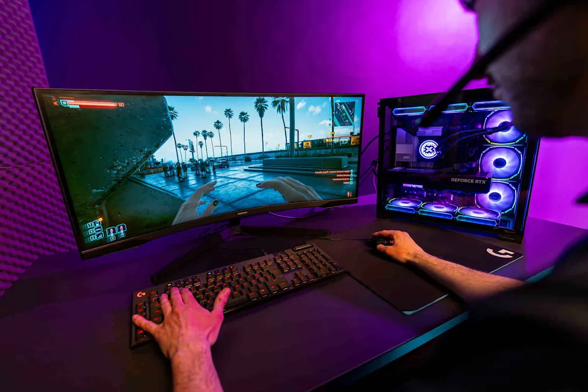 Vista oltre la spalla di un giocatore su un monitor da gaming, con un gioco in corso. 