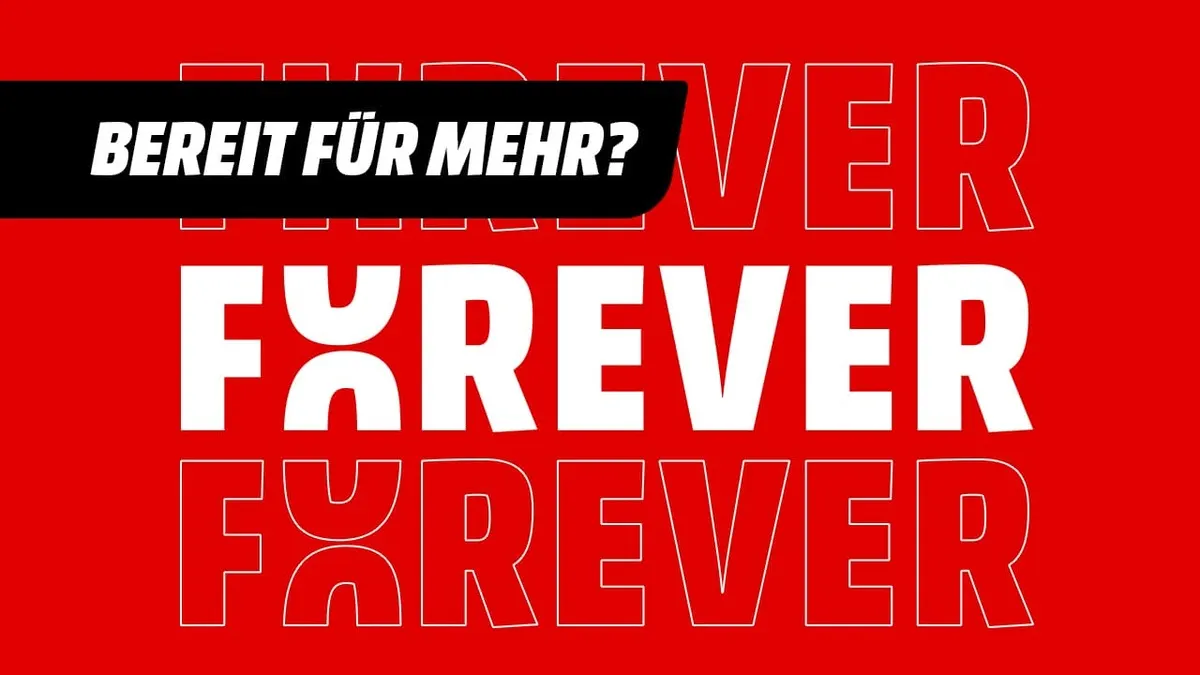 Auf rotem Grund steht in Weiss mehrfach "FOREVER". Oben links eine schwarze Sprechblase mit der weissen Frage "BEREIT FÜR MEHR?".