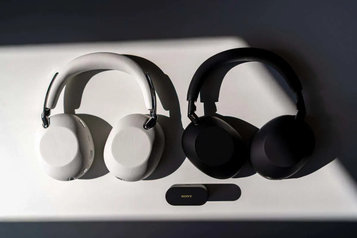 Tre cuffie della serie Sony 1000X su una superficie chiara: a sinistra il modello 1000X THE COLLEXION in Platinum, a destra le WH-1000XM6 in Black e sotto gli auricolari in-ear WF-1000XM6 in Black. 