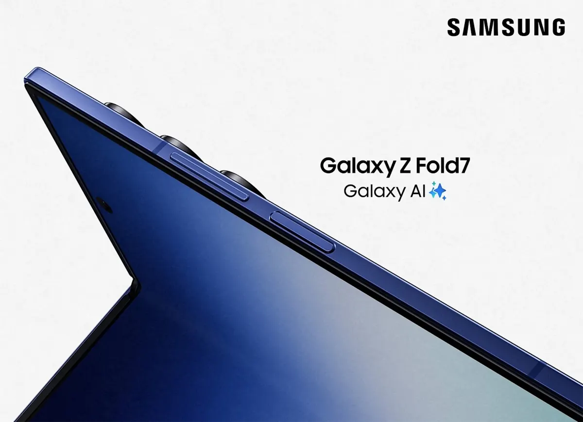 Blaues Samsung Galaxy Z Fold7, im rechten Winkel aufgeklappt, das faltbare Innendisplay zeigt nach oben.