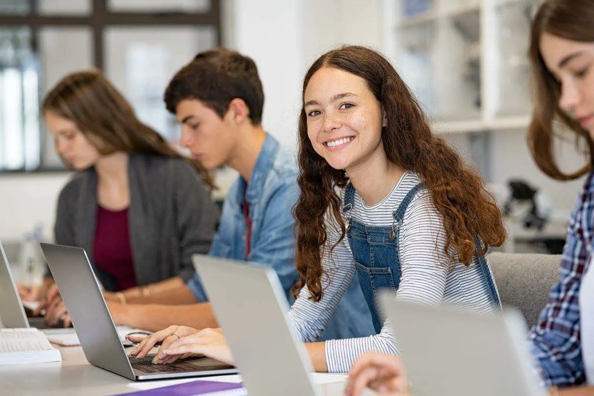 Schülerinnen und Schüler arbeiten im Unterricht mit Laptops. 