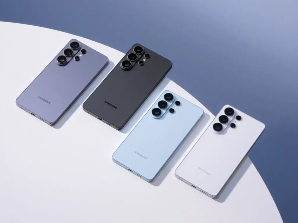 Quattro modelli della serie «Galaxy S26» in diversi colori sono posati su un tavolo rotondo bianco. 