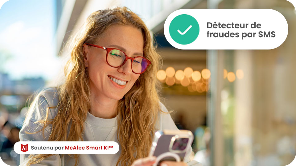 Une femme souriante portant des lunettes rouges utilise un smartphone. Un encadré indique "Détecteur de fraudes par SMS" avec une coche verte.