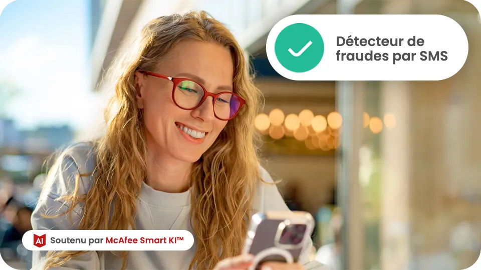 Une femme souriante portant des lunettes rouges utilise un smartphone. Un encadré indique "Détecteur de fraudes par SMS" avec une coche verte.