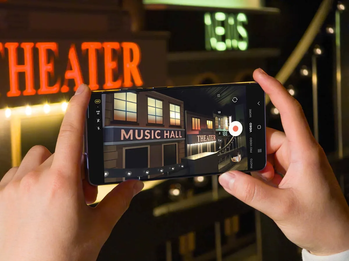 Zwei Hände halten ein Samsung Galaxy S26 Ultra und fotografieren bei Nacht mit aktivierter Nightography.