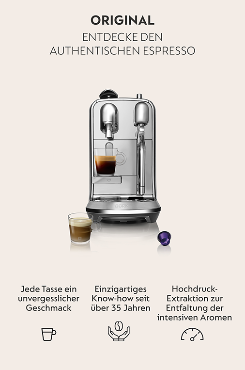Eine silberfarbene Espressomaschine mit Tasse und Kapsel auf beigem Hintergrund. Text wirbt für authentischen Espresso.