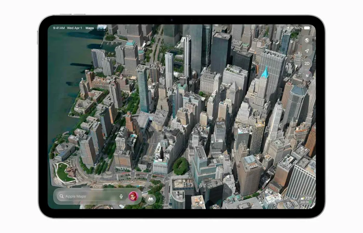 Un iPad mostra la vista Flyover 3D dettagliata di Mappe con lo skyline di New York.