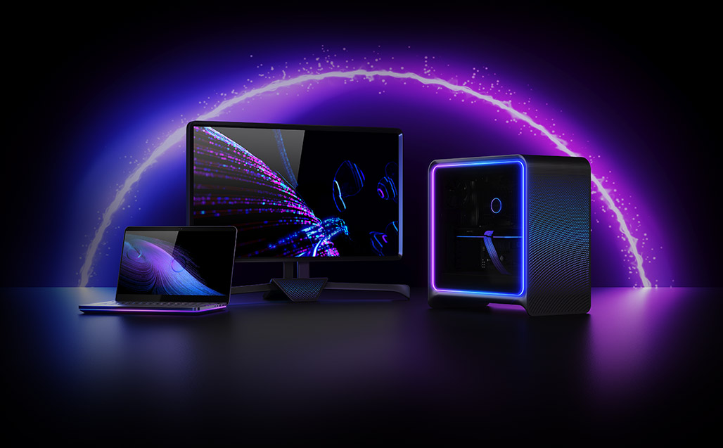 Ein Laptop, ein Monitor und ein Computer stehen vor einem violetten Hintergrund.