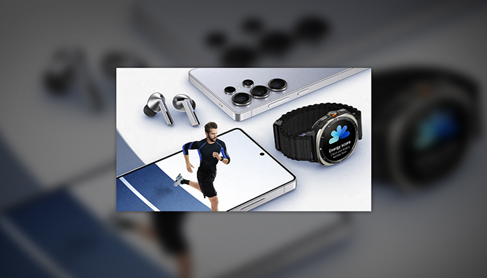 Silbernes Handy, Ohrhörer, Smartwatch und ein Smartphone mit einem Läufer darauf liegen auf einem weißen Untergrund.