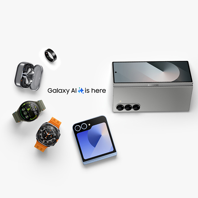 Auf weißem Grund liegen ein silbernes Falthandy, zwei Uhren, Kopfhörer, ein Ring und ein Smartphone. Text: Galaxy AI is here.