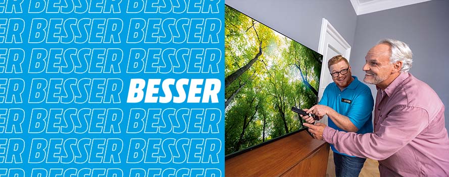 Mitarbeiter zeigt Kunden die Vorteile der TV-Kalibrierung.