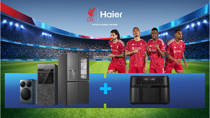 Werbegrafik von Haier im Fußballstadion mit Liverpool-FC-Branding. Im Vordergrund sind mehrere Haier-Haushaltsgeräte zu sehen, darunter Waschmaschine, Kühlschrank und Heißluftfritteuse. Dazwischen steht ein Pluszeichen. Im Hintergrund stehen vier Fußballspieler in roten Trikots. Oben sind die Logos von Liverpool FC und Haier mit dem Hinweis „Official Global Partner“ abgebildet.