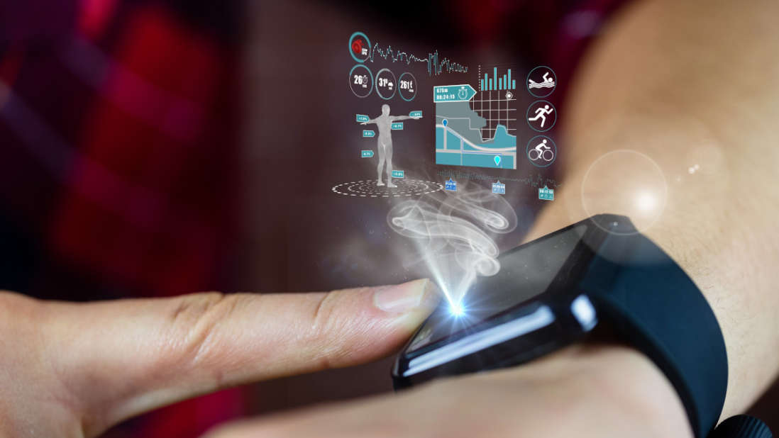 Nahaufnahme einer Person mit einer schwarzen Smartwatch, die Gesundheitsdaten anzeigt. Diagramme und Symbole sind auf dem Bildschirm zu sehen.