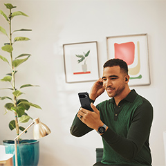 Ein Mann schaut auf sein Smartphone.