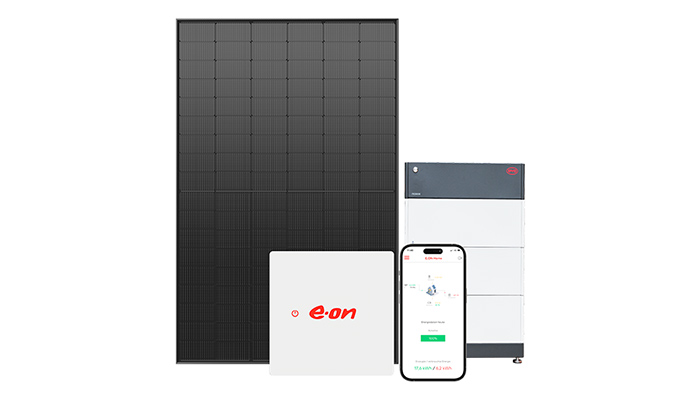 E.ON Solaranlage mit schwarzem Solarmodul, mittelgroßem Batteriespeicher, Wechselrichter und Smartphone-App für Energieerzeugung und Verbrauch.