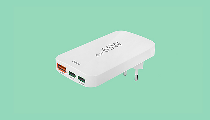 Abbildung eines Schnellladeadapters mit Aufdruck 65W.