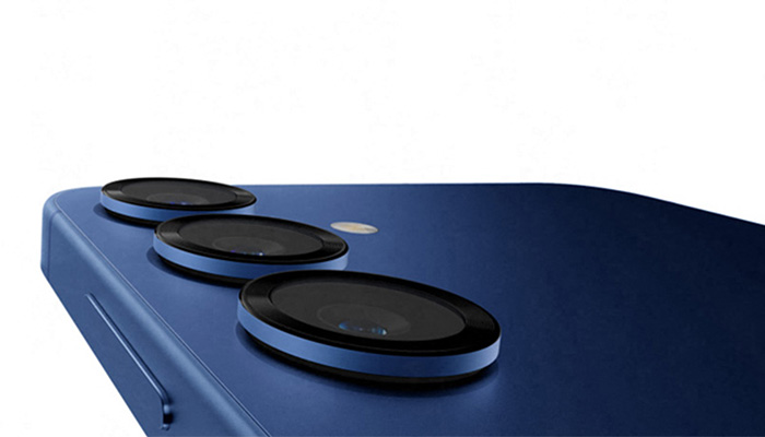 Drei schwarze Kameralinsen auf einem blauen Smartphone-Gehäuse, fotografiert aus der Nähe.