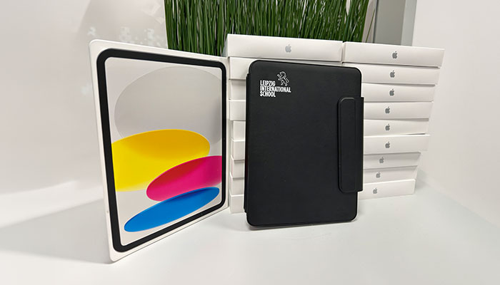  iPad in Schutzhülle mit Logo der Leipzig International School.
