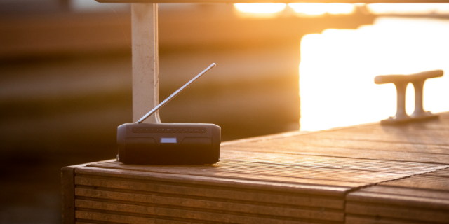 Ob im Badezimmer, auf dem heimischen Balkon oder draußen beim Sport: Mit dem tragbaren DAB+ Bluetooth Lautsprecher PPA 450 von PEAQ hast du Deinen Lieblingssender immer mit dabei.