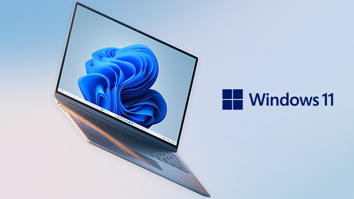 Ein Laptop mit Windows 11-Logo und blauem Hintergrundbild auf dem Bildschirm. Rechts steht "Windows 11" mit blauem Logo.