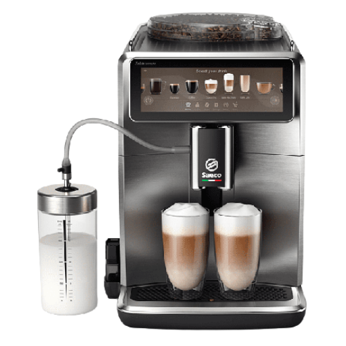 Ein silberner Kaffeevollautomat mit Touchscreen, Milchbehälter und zwei Gläsern mit Latte Macchiato steht auf einer schwarzen Ablage.