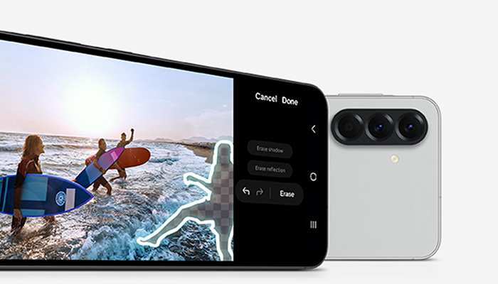 Zwei Smartphones zeigen eine Foto-Bearbeitungs-App. Surfer mit Surfbrettern im Meer auf einem Smartphone. Das andere zeigt Bearbeitungsoptionen.