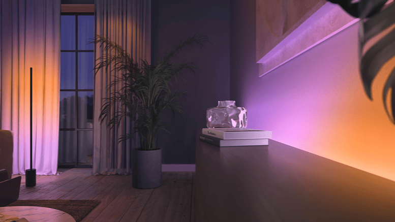 Wohnzimmer mit violetter Beleuchtung