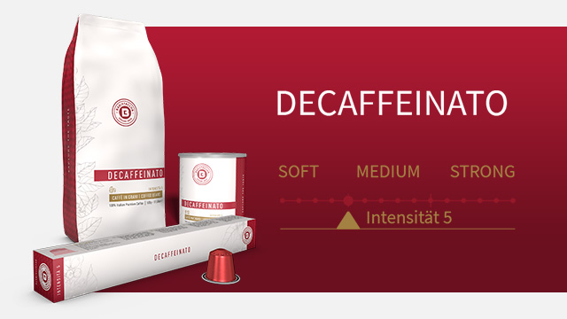 Eine Packung, eine Dose, eine Schachtel und eine Kapsel Decaffeinato-Kaffee vor einem roten Hintergrund.